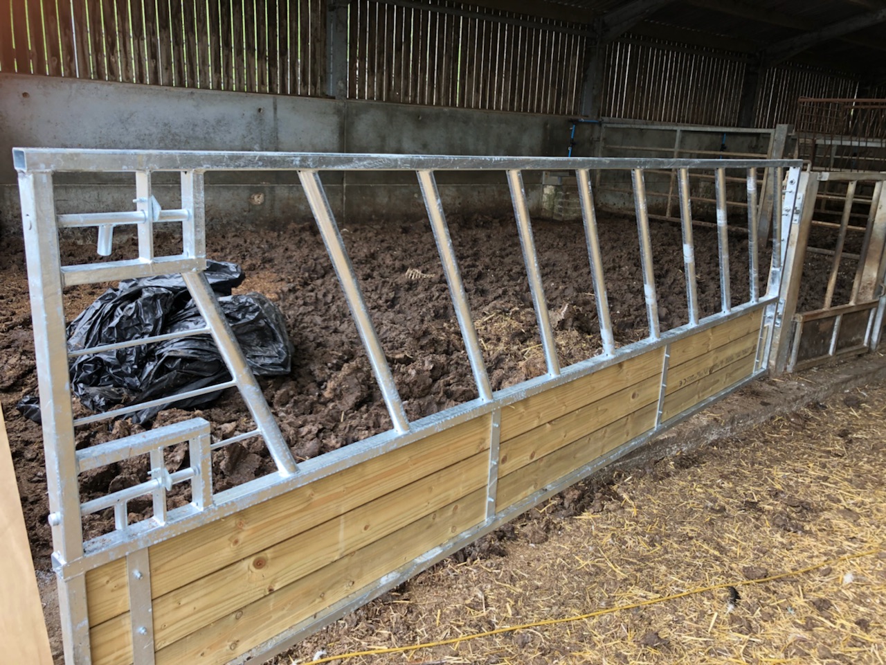 Value Cattle Feed Barrier with Timber base as Gate Gst Fabrication