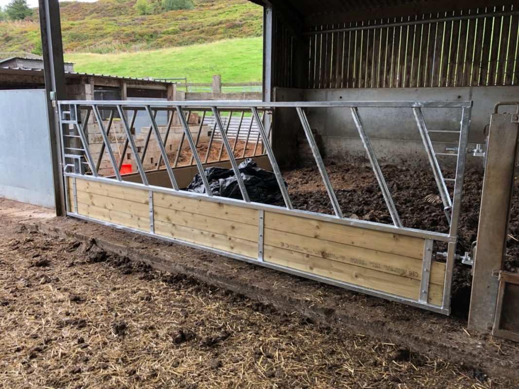 Value Cattle Feed Barrier with Timber base as Gate Gst Fabrication