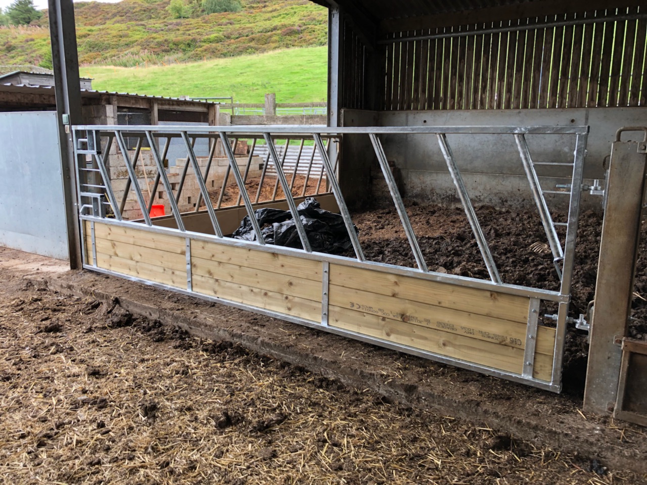 Value Cattle Feed Barrier with Timber base as Gate Gst Fabrication