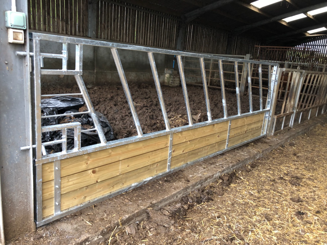 Value Cattle Feed Barrier with Timber base as Gate Gst Fabrication